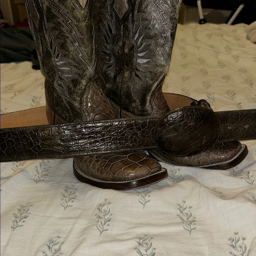 Brown Embossed Leather Western Cowboy Boots - Picture 3 of 4